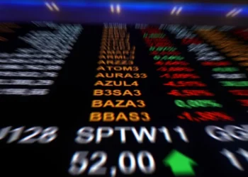 Ibovespa encerra acima de 155 mil pontos; queda do dólar