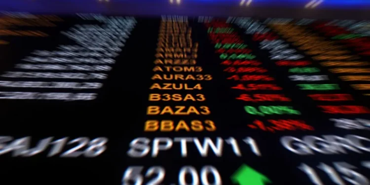 Ibovespa encerra acima de 155 mil pontos; queda do dólar