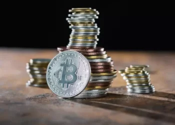 Volatilidade com recuo: Bitcoin recua para US$ 87,4 mil; Solana se destaca com ganhos entre as altcoins no dia — cenário após a correção combina pressão e oportunidades