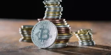 Volatilidade com recuo: Bitcoin recua para US$ 87,4 mil; Solana se destaca com ganhos entre as altcoins no dia — cenário após a correção combina pressão e oportunidades