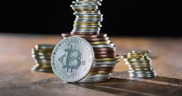 Volatilidade com recuo: Bitcoin recua para US$ 87,4 mil; Solana se destaca com ganhos entre as altcoins no dia — cenário após a correção combina pressão e oportunidades