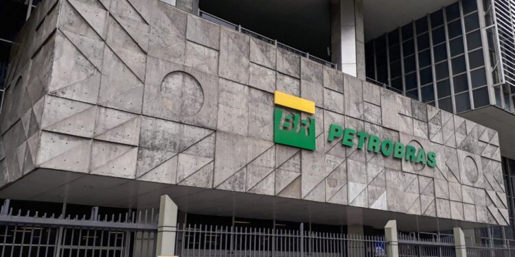 Petrobras divulga redução de 1,8% nos investimentos e diminuição dos dividendos nos próximos cinco anos