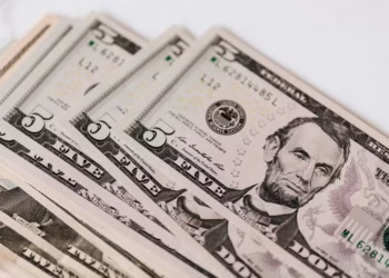 Ibovespa fecha em alta, atento à reunião do Copom; dólar em alta