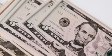 Ibovespa fecha em alta, atento à reunião do Copom; dólar em alta