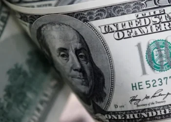 Dólar encerra em baixa após o Senado postergar a incidência do Imposto de Renda sobre dividendos para abril de 2026