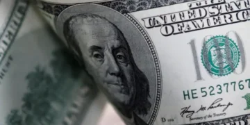 Dólar encerra em baixa após o Senado postergar a incidência do Imposto de Renda sobre dividendos para abril de 2026
