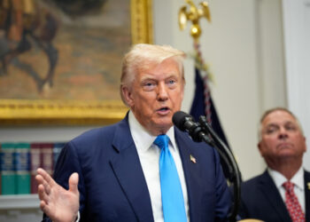 Trump e nove empresas farmacêuticas firmam acordo para reduzir o custo de medicamentos nos Estados Unidos