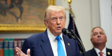Trump e nove empresas farmacêuticas firmam acordo para reduzir o custo de medicamentos nos Estados Unidos