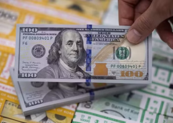 Dólar aumenta 0,16% e encerra o dia cotado a R$ 5,42, influenciado pelo fluxo de final de ano