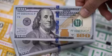 Dólar aumenta 0,16% e encerra o dia cotado a R$ 5,42, influenciado pelo fluxo de final de ano