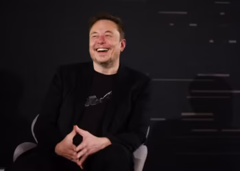 Elon Musk é o primeiro indivíduo a alcançar um patrimônio de 700 bilhões de dólares