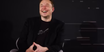 Elon Musk é o primeiro indivíduo a alcançar um patrimônio de 700 bilhões de dólares
