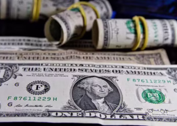 Dólar encerra estável, cotado a R$ 5,52; Ibovespa finaliza em alta, com Brava e Suzano se destacando