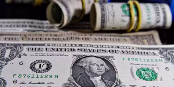 Dólar encerra estável, cotado a R$ 5,52; Ibovespa finaliza em alta, com Brava e Suzano se destacando