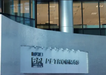 Petrobras (PETR3;PETR4): petroleiros finalizam greve após acordo