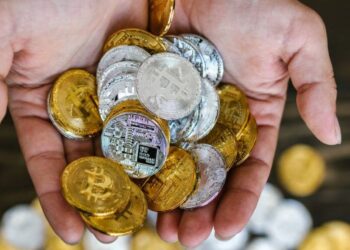 Altcoins sofrem uma queda acentuada, enquanto o teste do bitcoin a US$ 85.000 provoca liquidações de US$ 550 milhões