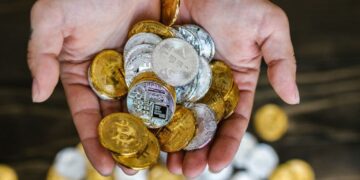 Altcoins sofrem uma queda acentuada, enquanto o teste do bitcoin a US$ 85.000 provoca liquidações de US$ 550 milhões