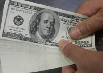 Após nova pesquisa eleitoral, Ibovespa cai e dólar aumenta