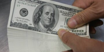 Após nova pesquisa eleitoral, Ibovespa cai e dólar aumenta