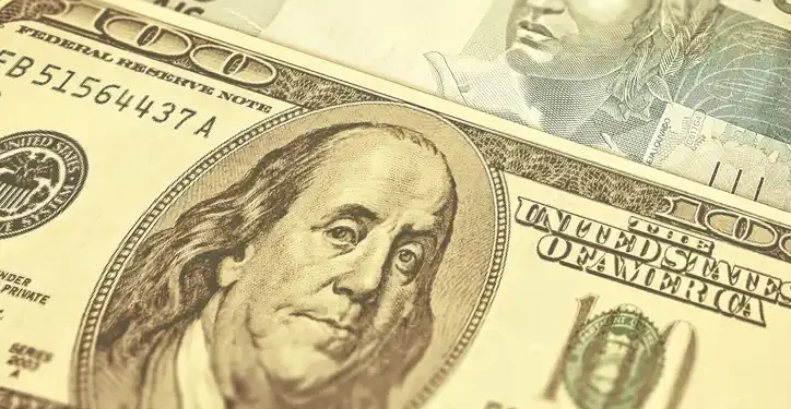 Dólar desconsidera alta das commodities e alcança R$ 5,56 no penúltimo pregão de 2025