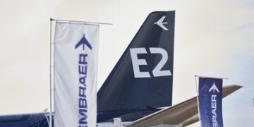 UBS BB eleva a classificação da Embraer para neutro, destacando a melhoria nos fundamentos e a diminuição dos riscos