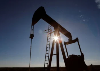 O petróleo sobe com a promessa da China de impulsionar o crescimento no ano seguinte