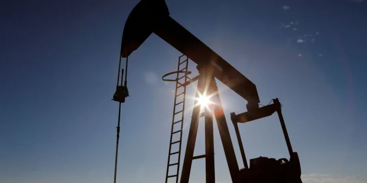 O petróleo sobe com a promessa da China de impulsionar o crescimento no ano seguinte
