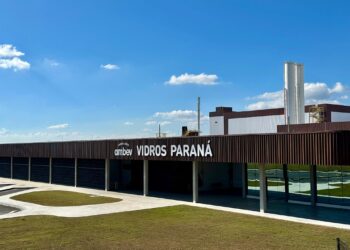 Ambev abre sua primeira fábrica de vidros no Paraná