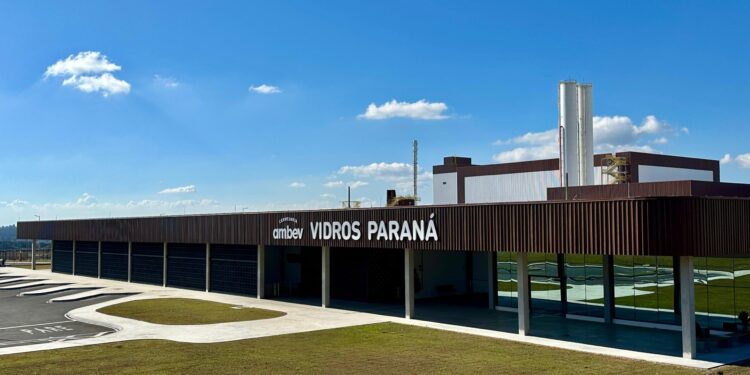 Ambev abre sua primeira fábrica de vidros no Paraná