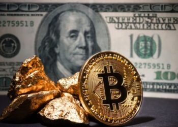 Analista afirma que, enquanto o ouro atinge recordes, o dólar perde valor