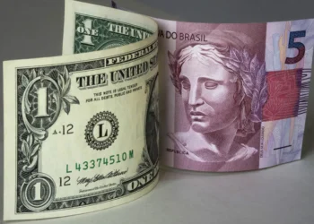 Após o Fed reduzir as taxas de juros nos EUA, o dólar encerra o dia no maior patamar desde outubro