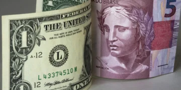 Após o Fed reduzir as taxas de juros nos EUA, o dólar encerra o dia no maior patamar desde outubro