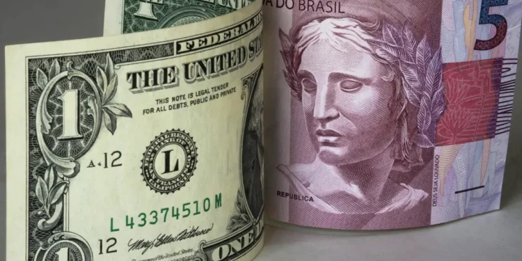 Após o Fed reduzir as taxas de juros nos EUA, o dólar encerra o dia no maior patamar desde outubro