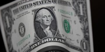 Depois de sete aumentos consecutivos, o dólar caiu 0,95%, encerrando o dia cotado a R$ 5,53