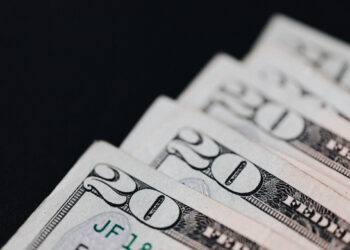 Dólar sobe pela quarta sessão consecutiva e ultrapassa R$ 5,50 devido ao impacto do cenário eleitoral