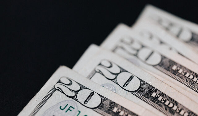 Dólar sobe pela quarta sessão consecutiva e ultrapassa R$ 5,50 devido ao impacto do cenário eleitoral