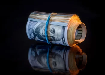 Ibovespa reduz a intensidade da queda com atenção voltada à política; dólar encerra o dia cotado a R$ 5,44