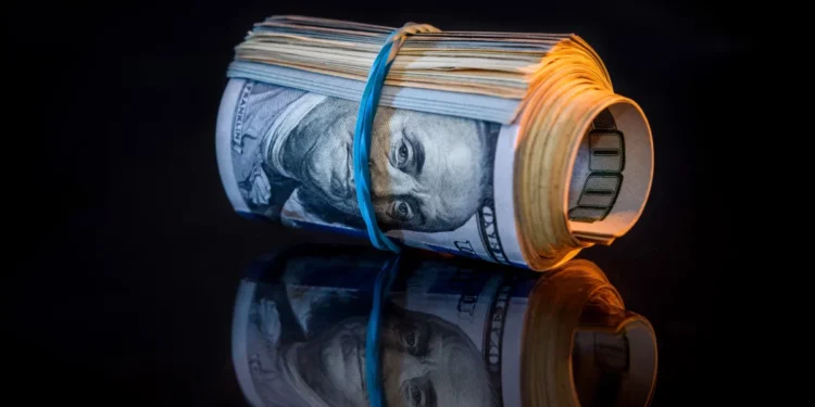 Ibovespa reduz a intensidade da queda com atenção voltada à política; dólar encerra o dia cotado a R$ 5,44