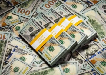 Com as remessas de empresas ao exterior, o dólar se aproxima da marca de R$ 5,60