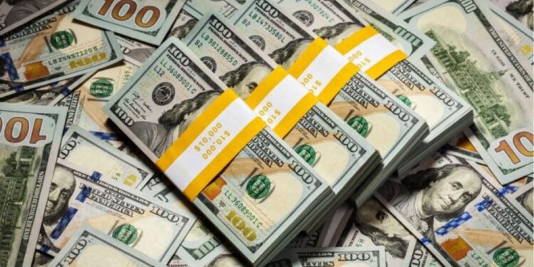 Com as remessas de empresas ao exterior, o dólar se aproxima da marca de R$ 5,60