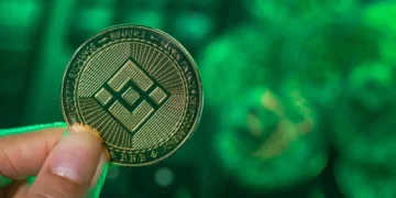 BNB ultrapassa a marca de $870, destacando-se entre as principais criptomoedas com um crescimento expressivo no volume