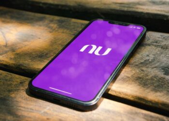 Nubank divulga comportamentos financeiros das gerações Z e Alpha no final do ano: aumento das Caixinhas e despesas com roupas 33% superiores