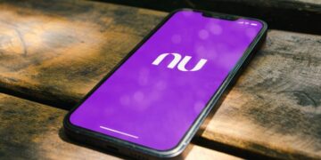 Nubank divulga comportamentos financeiros das gerações Z e Alpha no final do ano: aumento das Caixinhas e despesas com roupas 33% superiores