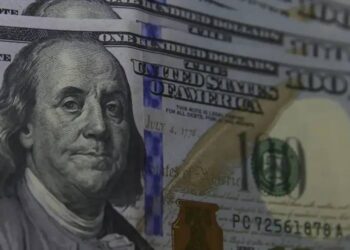 Dólar recua mais de 1%, encerrando o dia a R$ 5,32, em resposta à redução de tarifas e à declaração de Trump sobre a Groenlândia