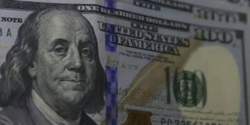 Dólar recua mais de 1%, encerrando o dia a R$ 5,32, em resposta à redução de tarifas e à declaração de Trump sobre a Groenlândia