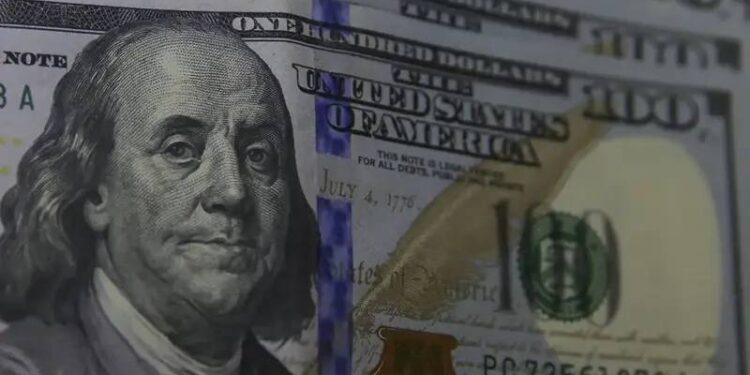 Dólar recua mais de 1%, encerrando o dia a R$ 5,32, em resposta à redução de tarifas e à declaração de Trump sobre a Groenlândia