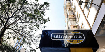 Após a crise, a Ultrafarma fecha lojas e investe em uma grande unidade