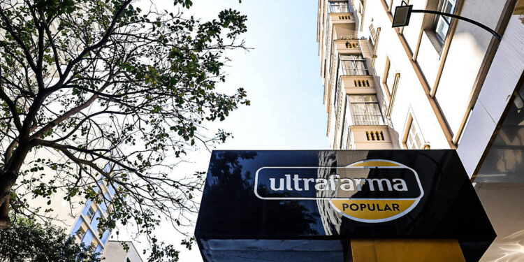 Após a crise, a Ultrafarma fecha lojas e investe em uma grande unidade