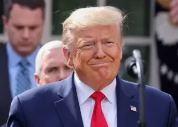 Trump afirma que orientou “representantes” a adquirir US$ 200 bilhões em títulos hipotecários
