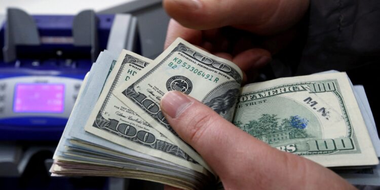 O dólar encerrou o dia em queda, cotado a R$ 5,36, em meio a possíveis tarifas dos EUA contra a Europa